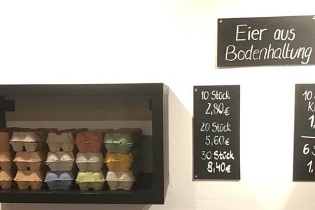 Foto: bunte Eierkartons und Preislisten